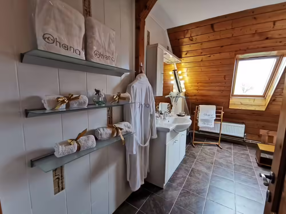 Cameră cu televizor și comodă din lemn masiv la Ohana Boutique Hotel