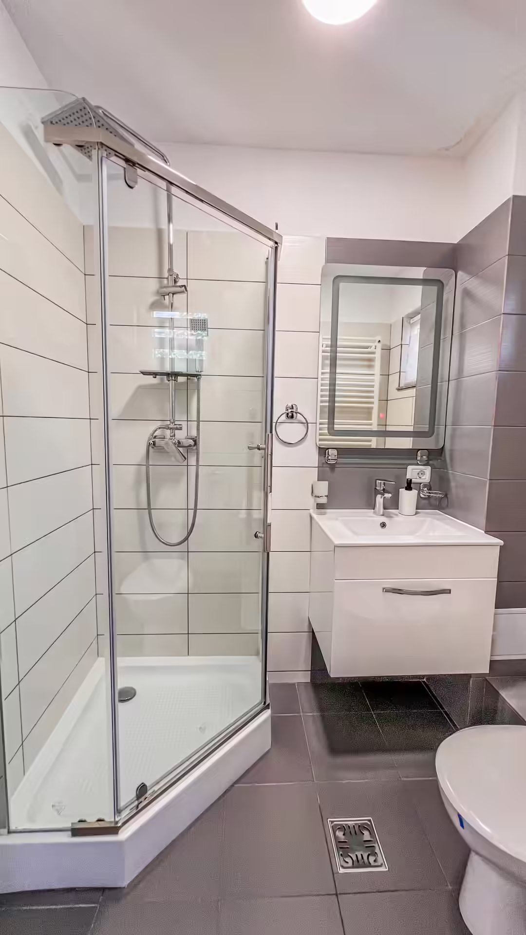 Baie modernă cu cabină de duș la Random House Baie modernă cu cabină de duș la Random House