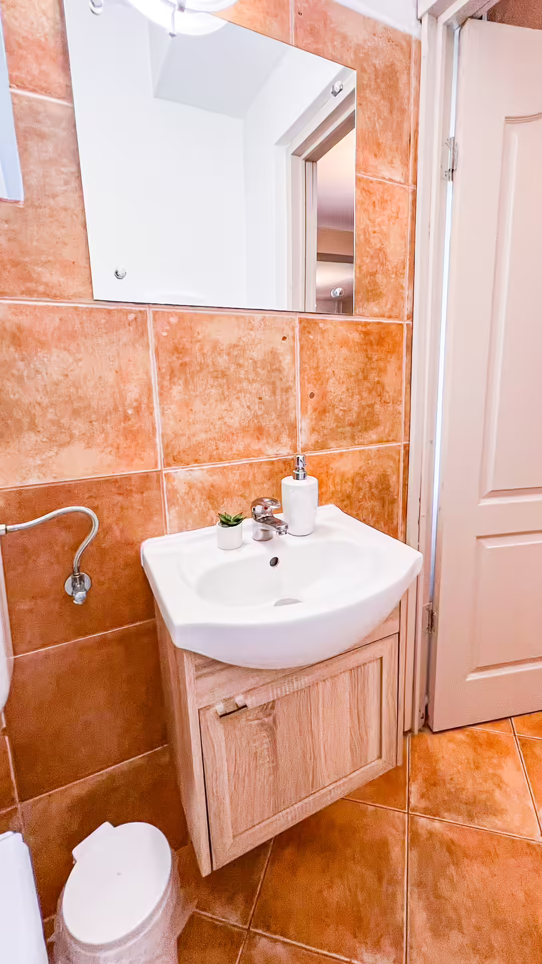 Lavoar de baie cu faianță decorativă la Casa Georgea