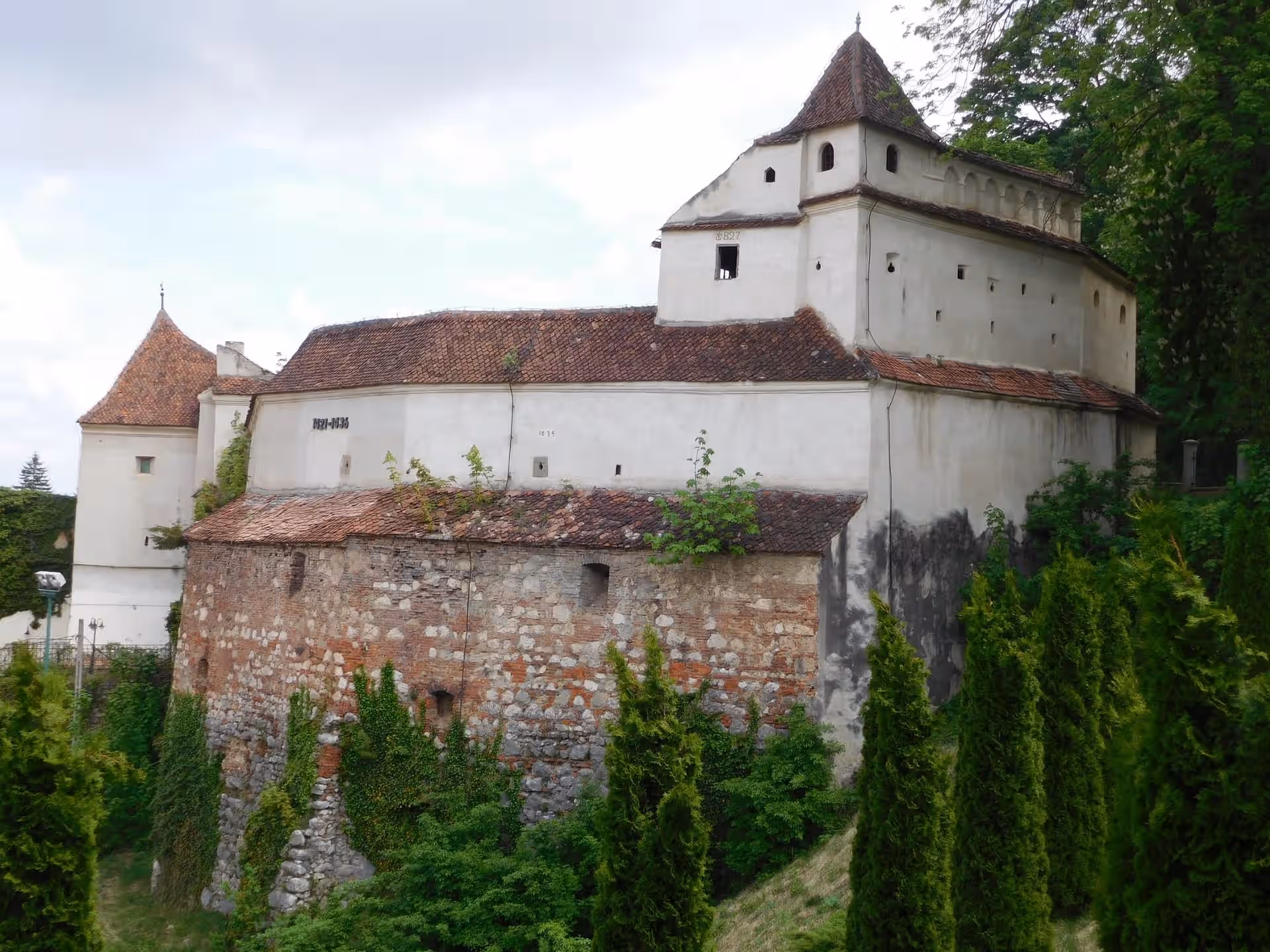 Fațada Bastionului Țesătorilor și zidul de piatră al cetății Brașov