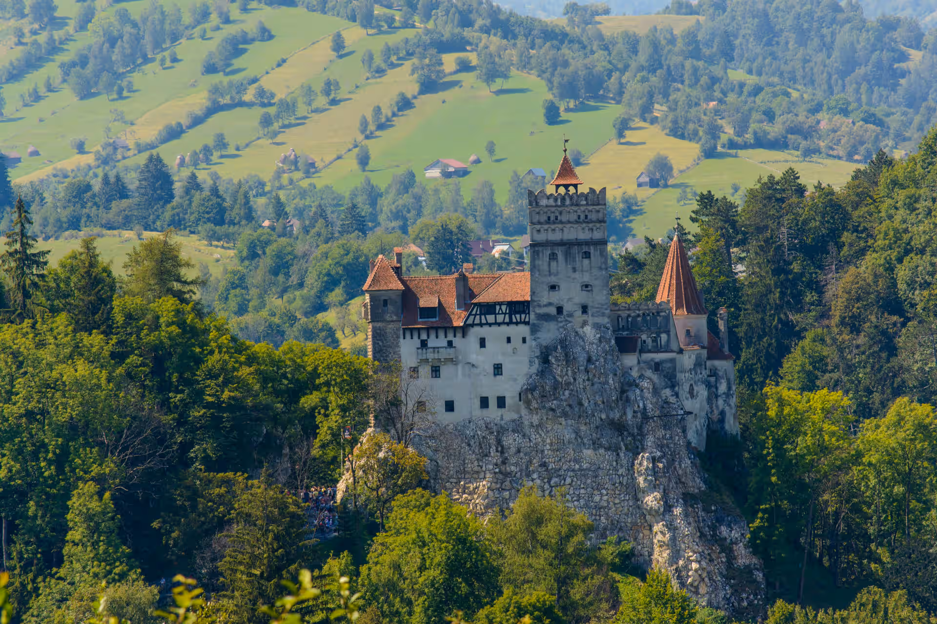Castelul Bran înconjurat de dealurile verzi ale culoarului Rucăr Bran Castelul Bran înconjurat de dealurile verzi ale culoarului Rucăr Bran