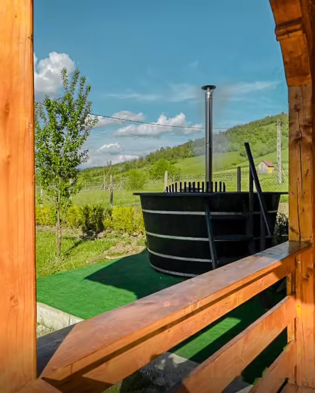 Foișor cu vedere spre dealurile Văii Izei la Casa Florus Foișor cu vedere spre dealurile Văii Izei la Casa Florus