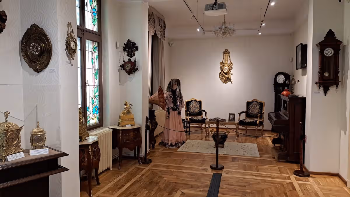 Sală de expoziție cu ceasuri de perete și pendule în Muzeul Ceasului