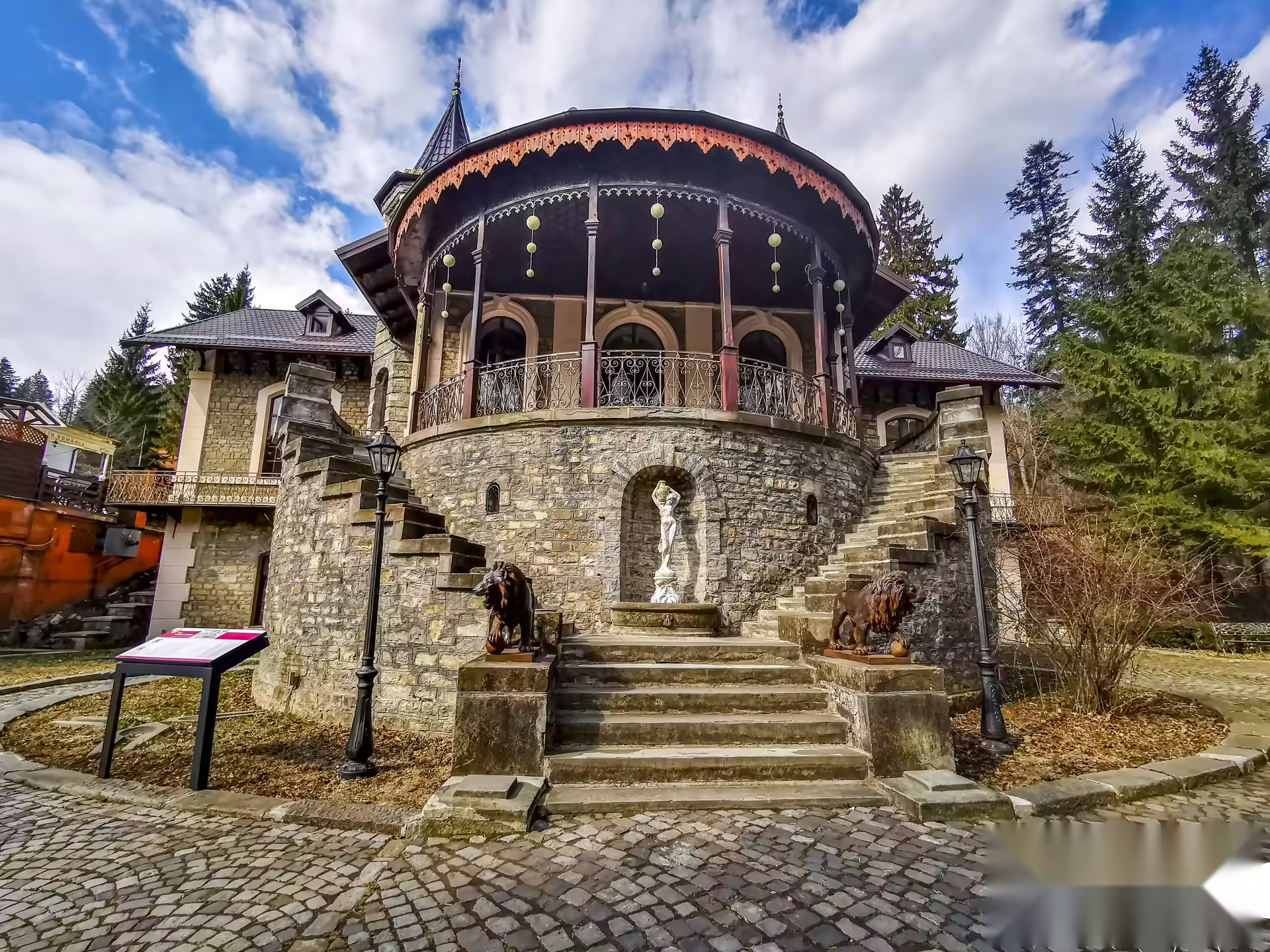 Scara exterioară dublă și foișorul Castelului Știrbey din Sinaia