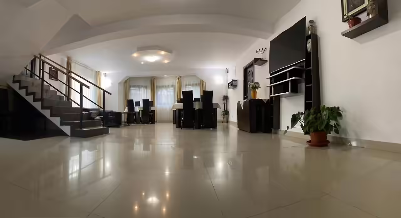 Spațiu comun cu scară interioară la Casa Florox