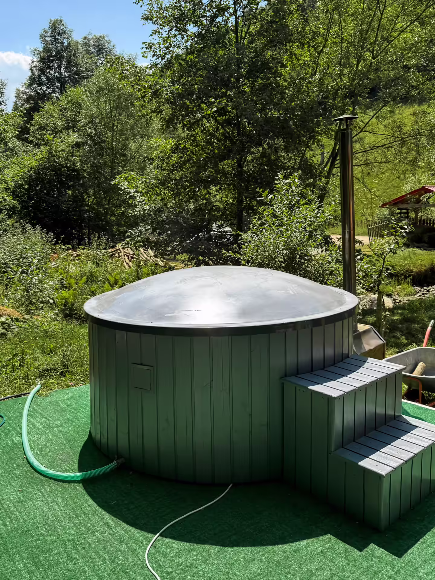 Ciubăr încălzit pe lemne în curtea Di&D House, Valea Jiului Ciubăr încălzit pe lemne în curtea Di&D House, Valea Jiului
