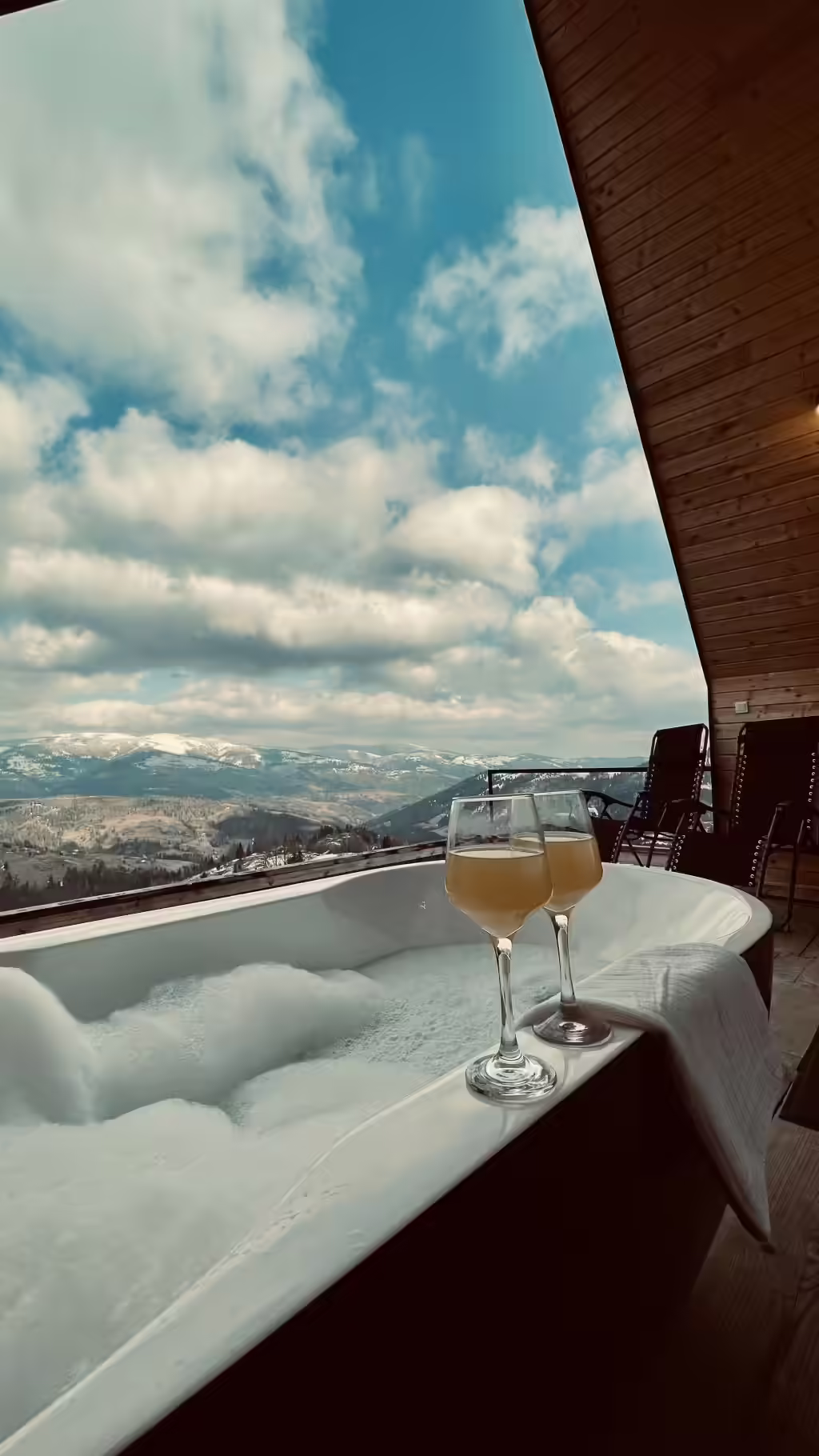 Pat cu vedere panoramică spre munți la La Noi La Munte, comuna Horea, Alba Pat cu vedere panoramică spre munți la La Noi La Munte, comuna Horea, Alba