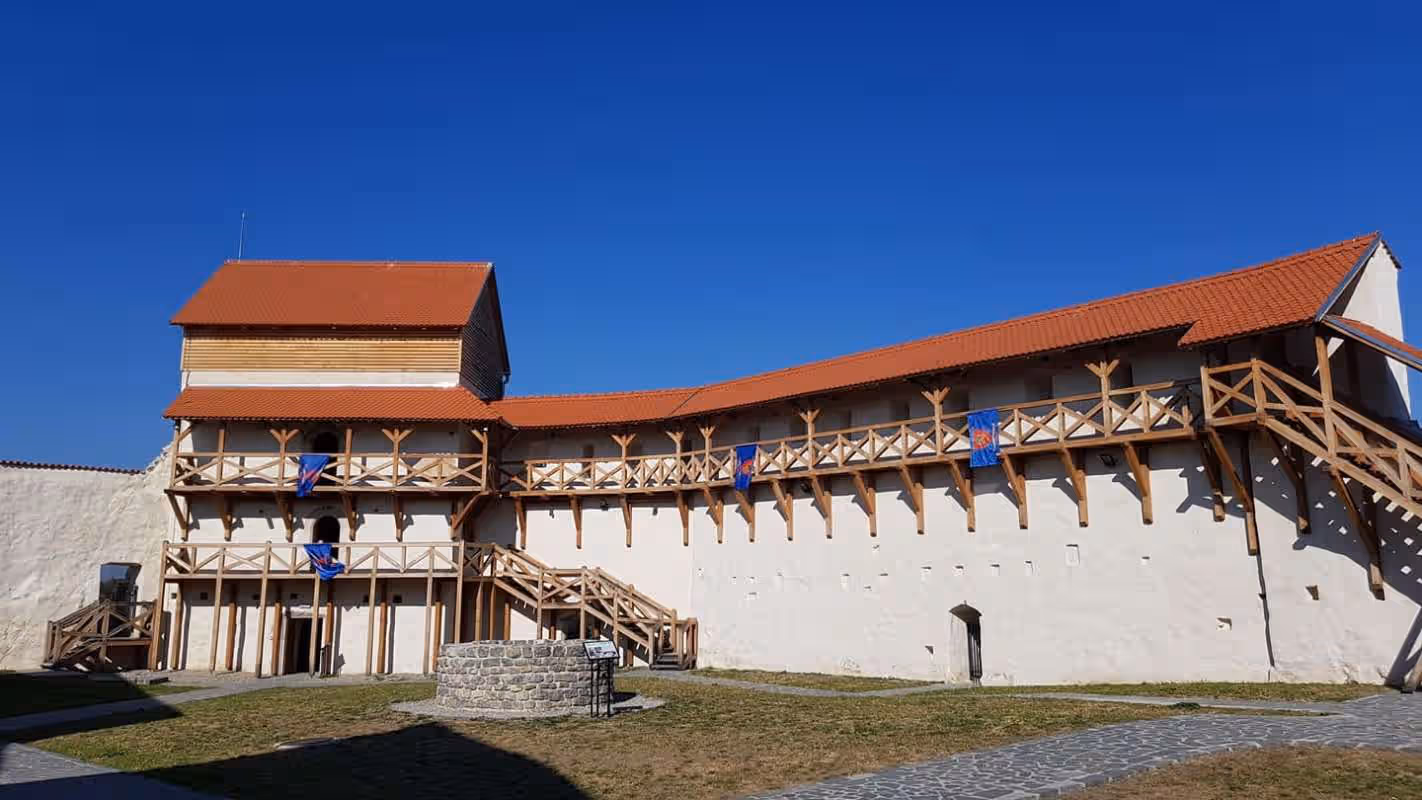 Curtea Cetății Feldioara cu drumul de strajă din lemn Curtea Cetății Feldioara cu drumul de strajă din lemn