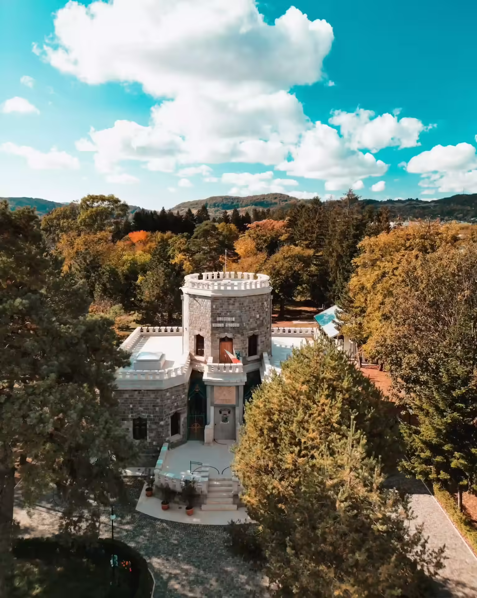 Castelul Iulia Hasdeu înconjurat de copaci toamna, vedere aeriană Câmpina Castelul Iulia Hasdeu înconjurat de copaci toamna, vedere aeriană Câmpina