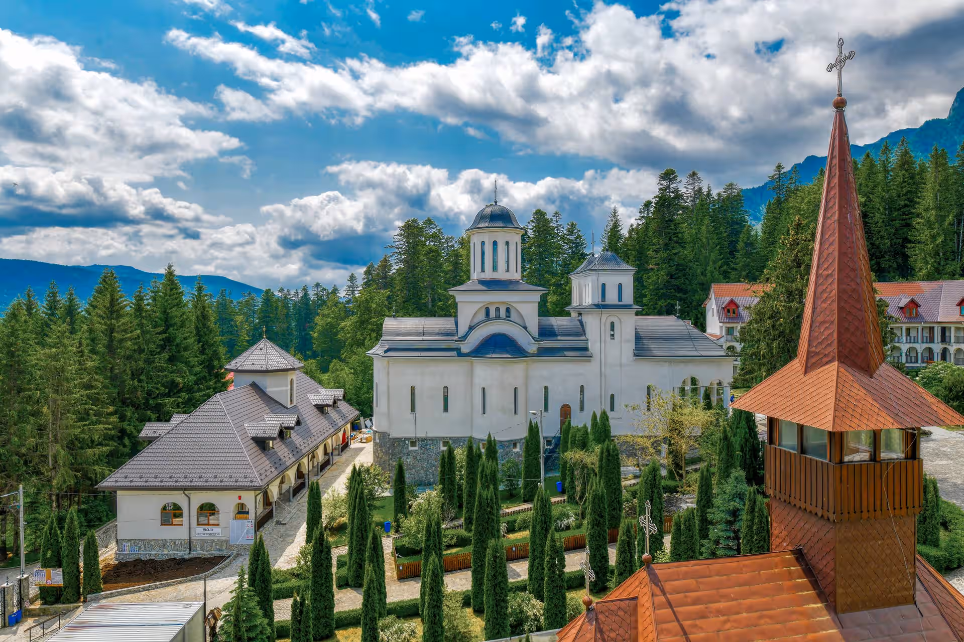 Panoramă cu Mănăstirea Caraiman și turla bisericii de lemn Panoramă cu Mănăstirea Caraiman și turla bisericii de lemn