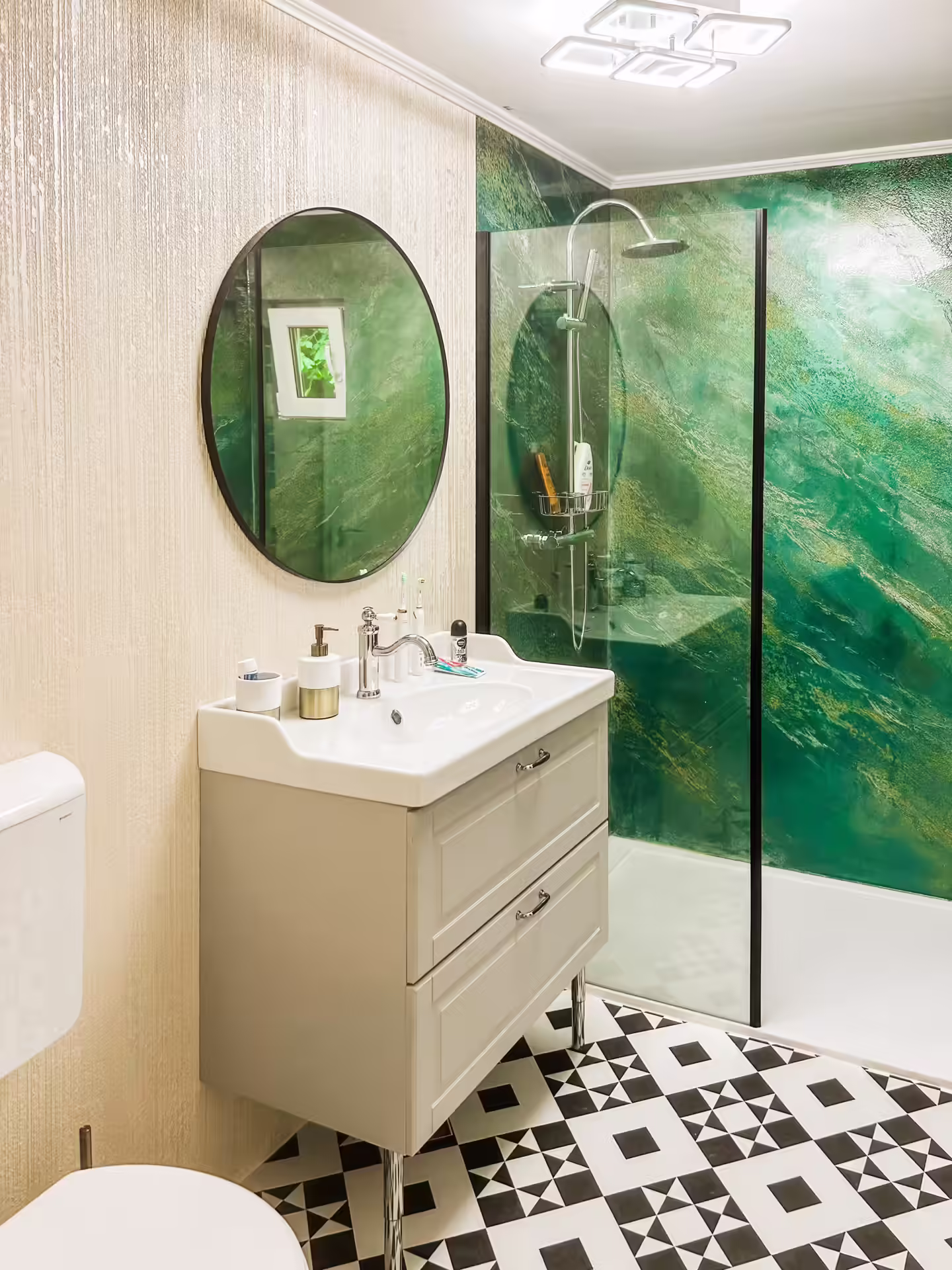 Baie modernă cu cabină de duș la Di&D House, Bănița Baie modernă cu cabină de duș la Di&D House, Bănița