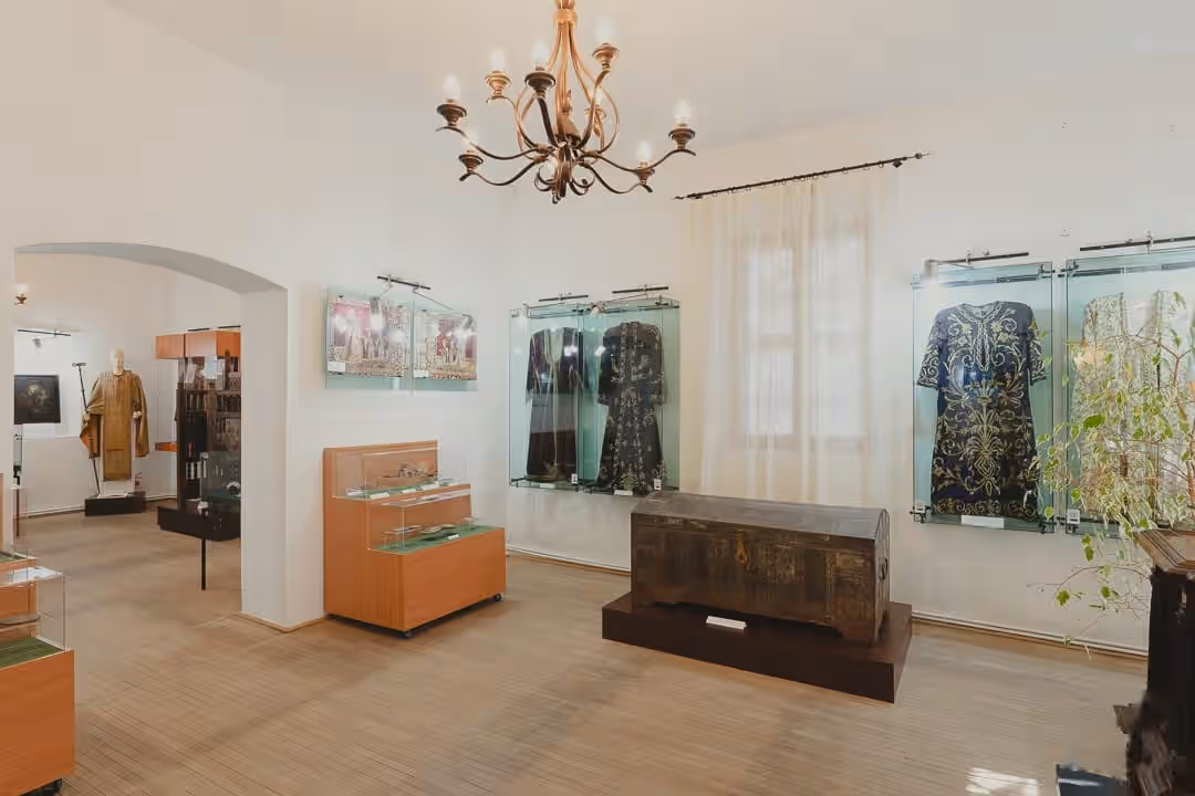 Vitrine cu veșminte și textile vechi în Muzeul Casa Domnească Brebu
