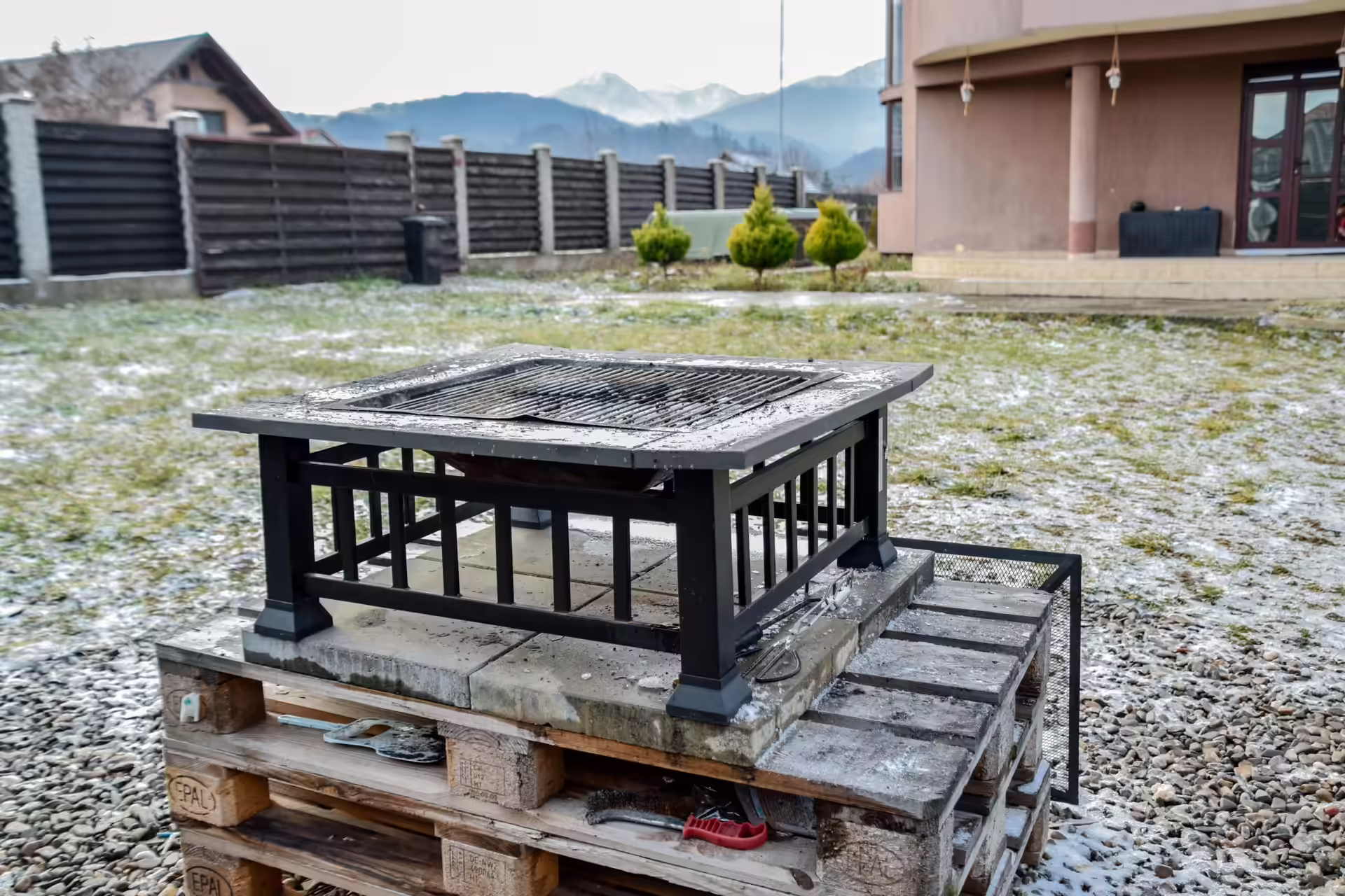 Grătar din metal amenajat în curtea Vilei Mik Guesthouse Grătar din metal amenajat în curtea Vilei Mik Guesthouse