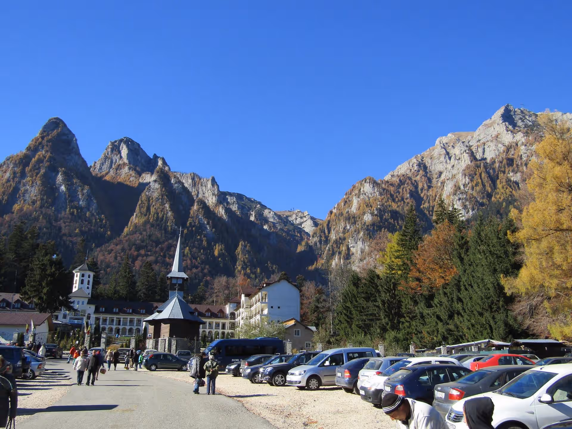 Parcarea Mănăstirii Caraiman cu Munții Bucegi în fundal Parcarea Mănăstirii Caraiman cu Munții Bucegi în fundal