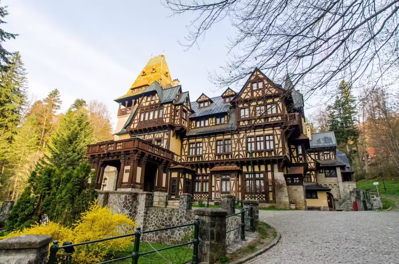 Fațada în stil Art Nouveau a Castelului Pelișor din Sinaia, cu lemn aparent Fațada în stil Art Nouveau a Castelului Pelișor din Sinaia, cu lemn aparent