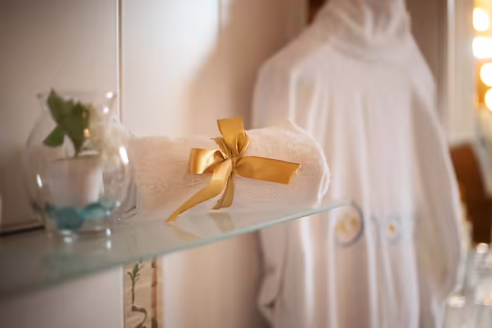 Detaliu de primire cu halat de baie pregătit pentru oaspeți la Ohana Boutique Hotel