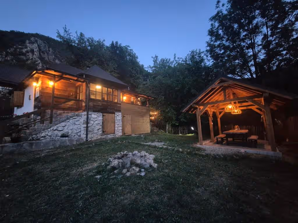 Bats Cave Hut Transylvania din Sub Piatră, România, fotografia 15