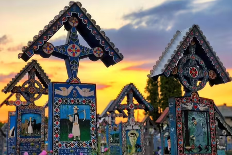 Cimitirul Vesel din Săpânța, atracție turistică aproape de Cabana 3 Stejari