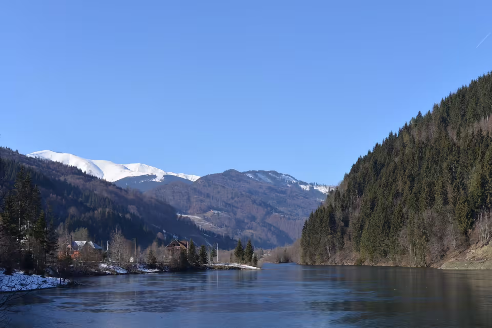 Lac de munte în apropierea Casa Haiducilor Sătic, comuna Rucăr, județul Argeș Lac de munte în apropierea Casa Haiducilor Sătic, comuna Rucăr, județul Argeș