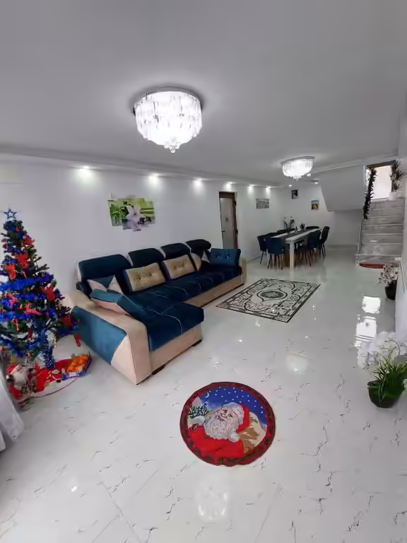 Spațiu de relaxare cu canapea și decor de sărbătoare la Maria's Dream House