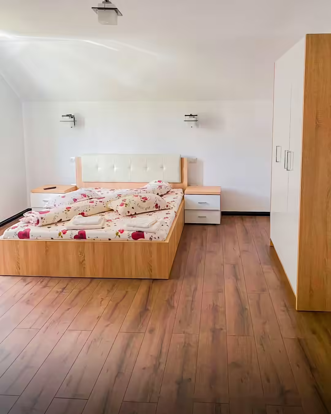 Dormitor cu pat dublu și dulap la Casa Florus Dormitor cu pat dublu și dulap la Casa Florus