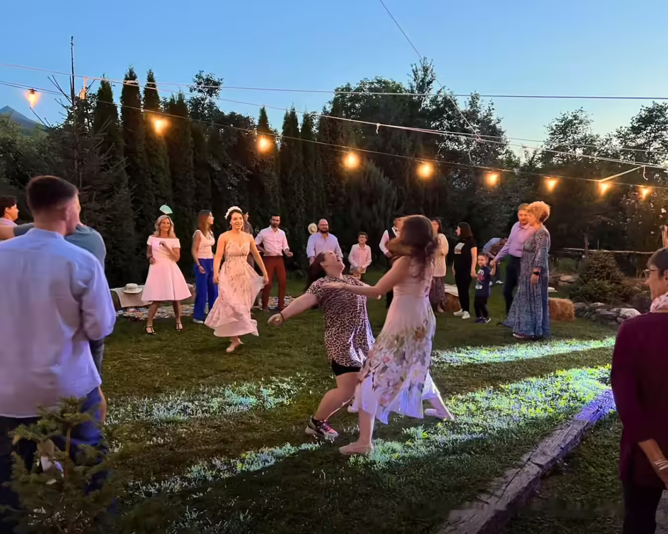 Petrecere în aer liber în curtea Pensiunii Ana din Viștișoara, județul Brașov Petrecere în aer liber în curtea Pensiunii Ana din Viștișoara, județul Brașov