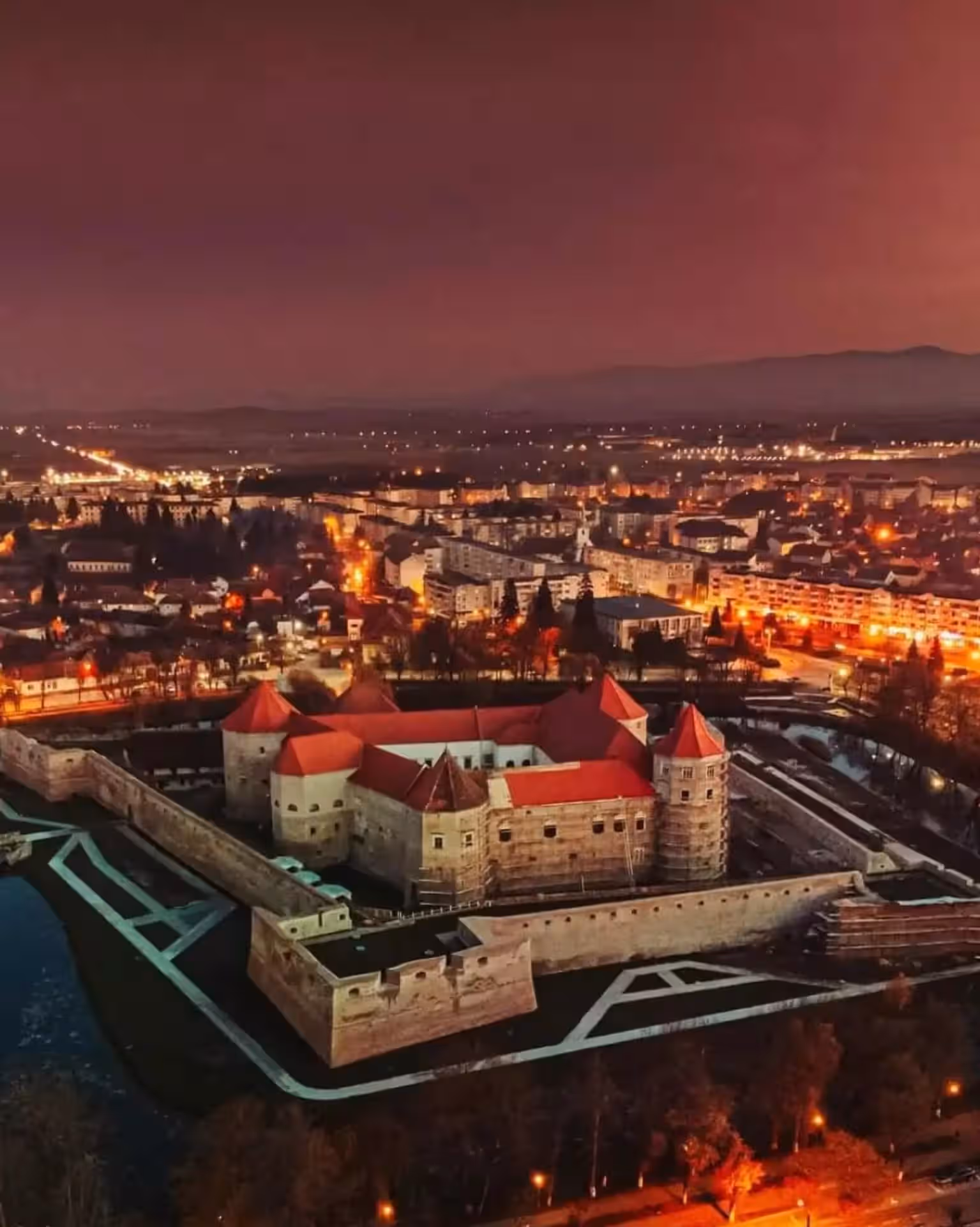 Cetatea Făgăraș luminată noaptea, vedere aeriană asupra orașului Cetatea Făgăraș luminată noaptea, vedere aeriană asupra orașului