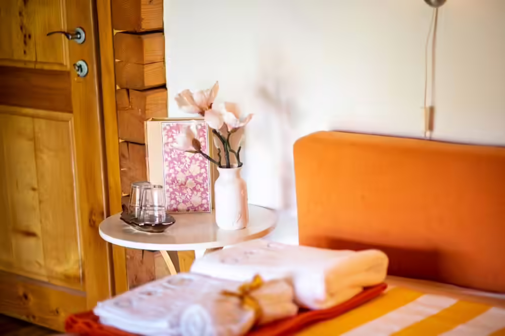 Detaliu cu flori și prosoape aranjate în cameră la Ohana Boutique Hotel