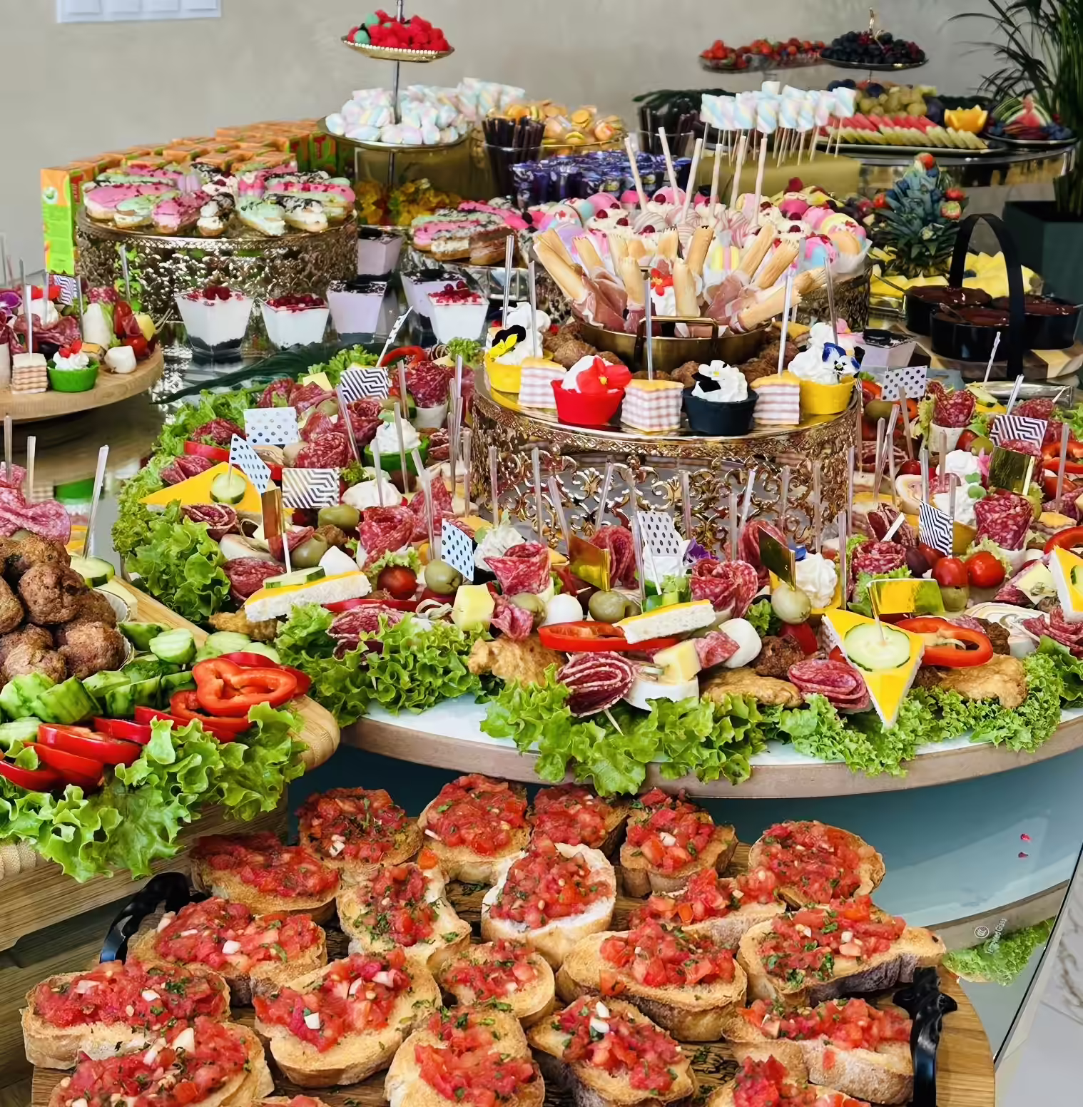 Platou cu preparate locale la restaurantul Hotelului Măgura Jina