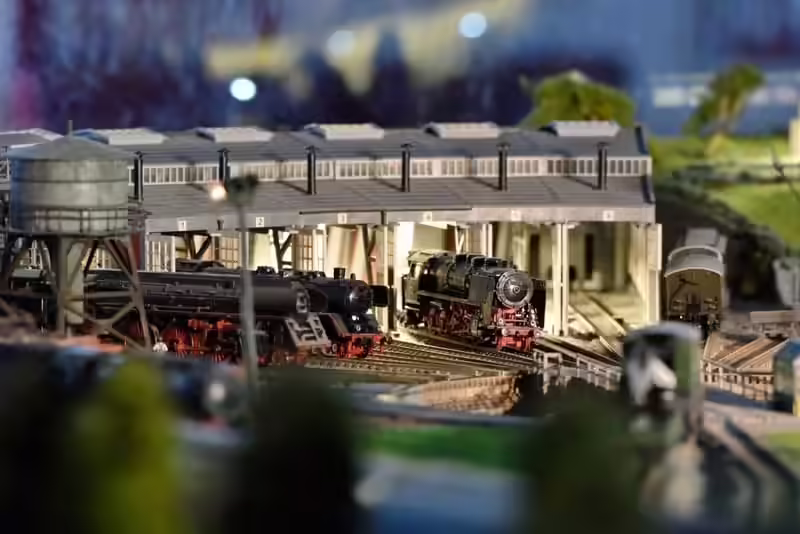 Depou cu locomotive cu abur în miniatură, expoziția de trenulețe Sinaia