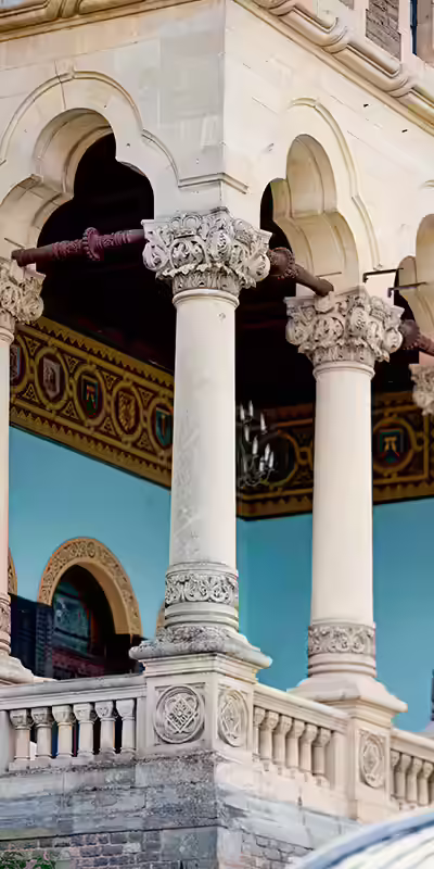 Coloanele sculptate ale terasei Castelului Cantacuzino