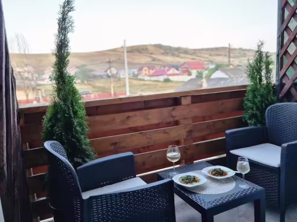Terasă cu masă și priveliște panoramică la Cabana Ursu, Lețcani Terasă cu masă și priveliște panoramică la Cabana Ursu, Lețcani