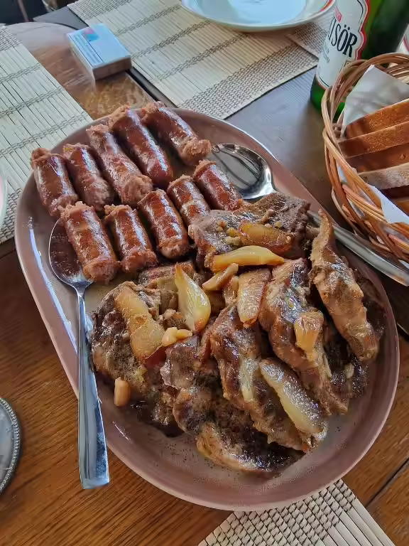 Preparate tradiționale servite la restaurantul Flori Haus din Saschiz Preparate tradiționale servite la restaurantul Flori Haus din Saschiz