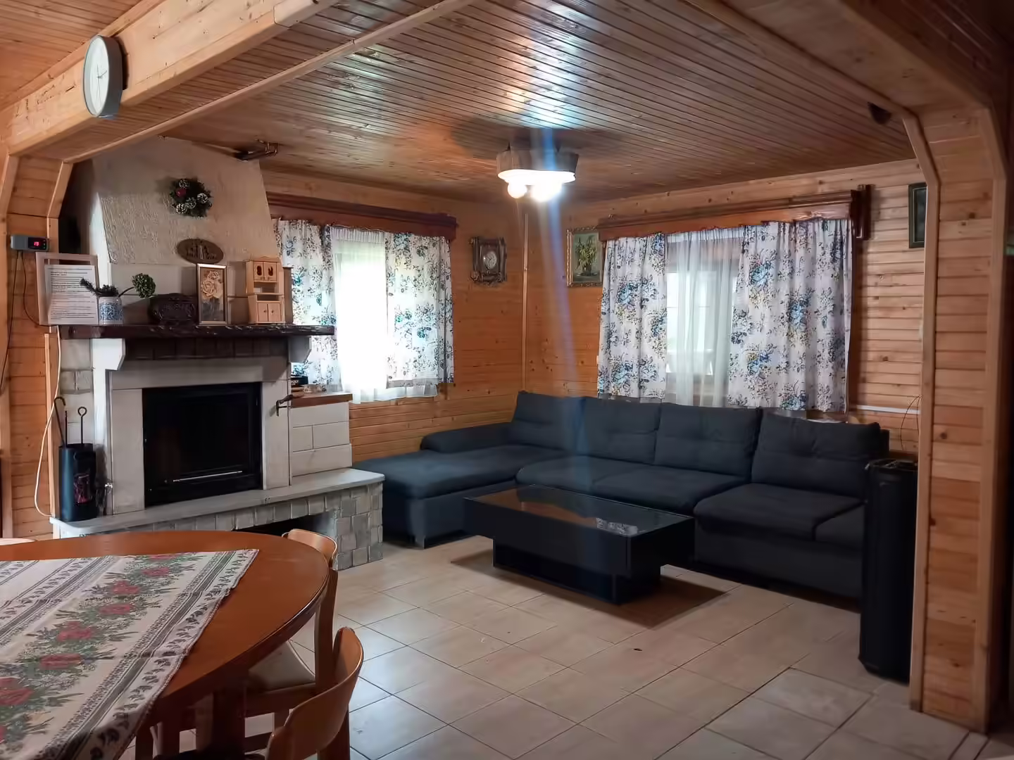 Living cu șemineu și canapea extensibilă la Cabana din Pădurea Beliș