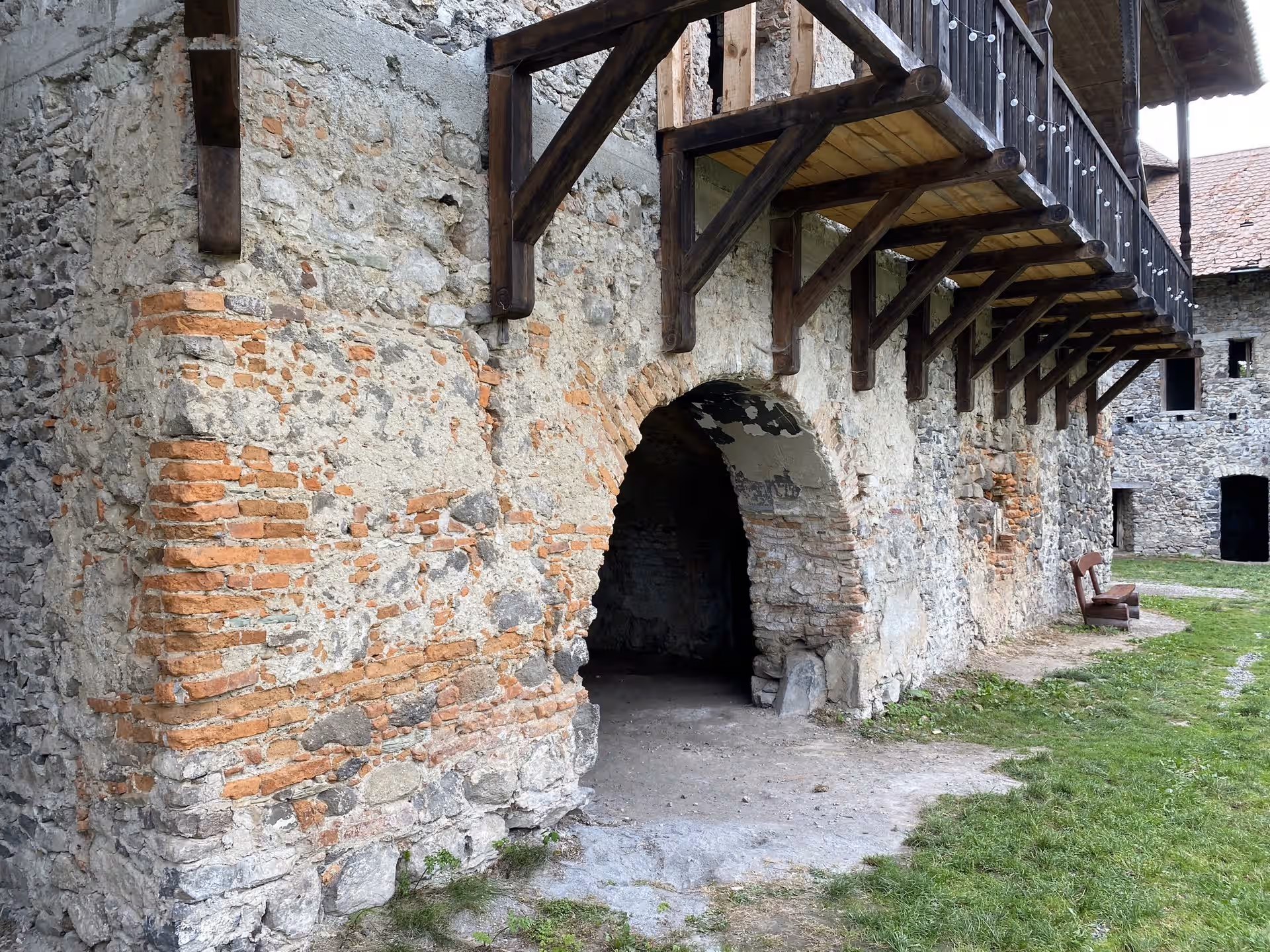 Zidurile de piatră și balconul de lemn ale Castelului Bethlen din Racoș Zidurile de piatră și balconul de lemn ale Castelului Bethlen din Racoș