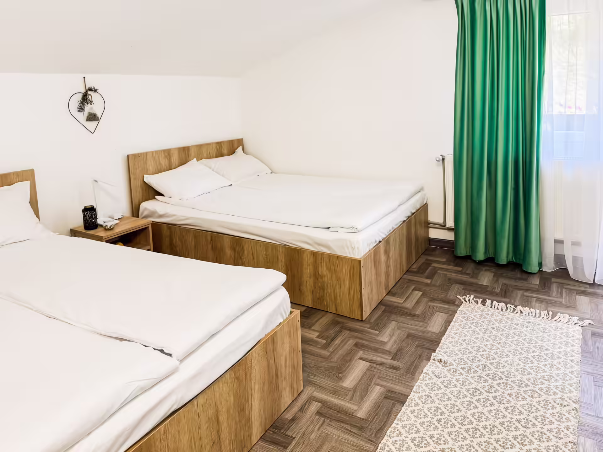 Cameră twin cu paturi din lemn la Di&D House, Valea Jiului Cameră twin cu paturi din lemn la Di&D House, Valea Jiului