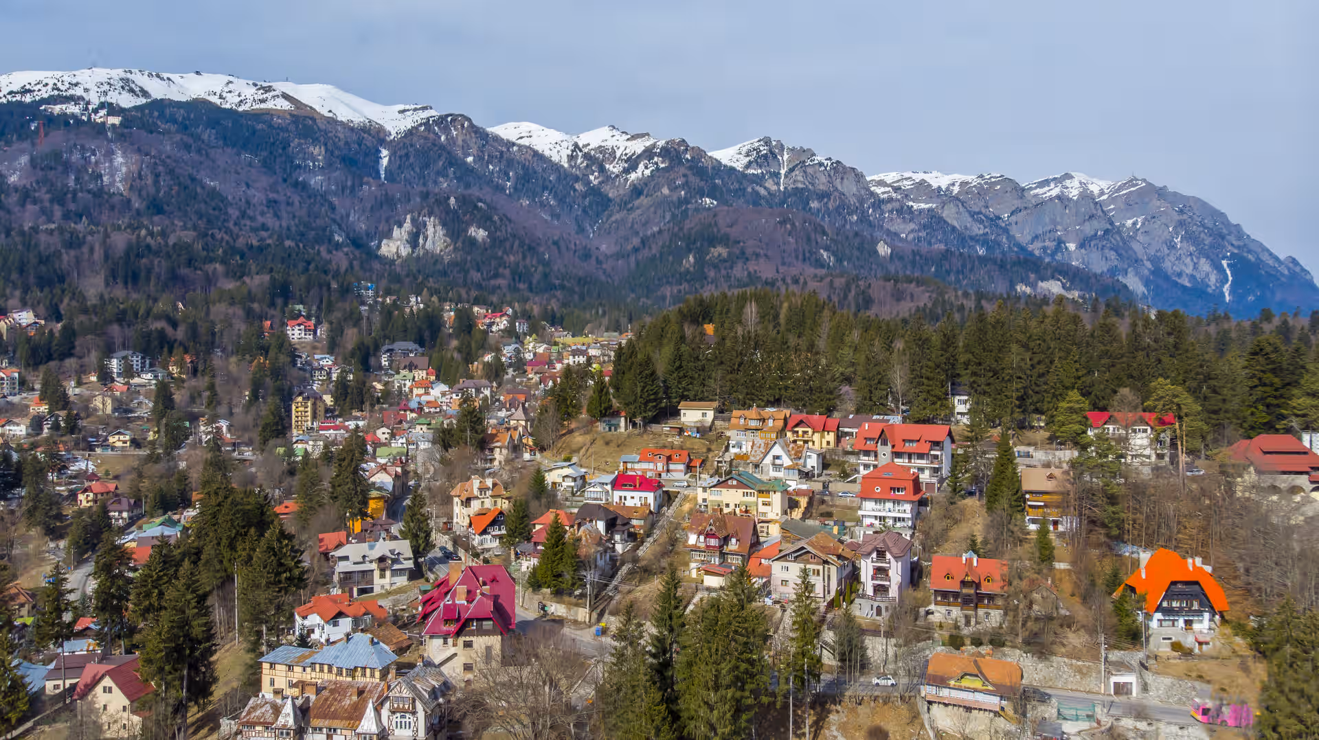 Orașul Sinaia și munții Bucegi cu zăpadă, vedere de ansamblu