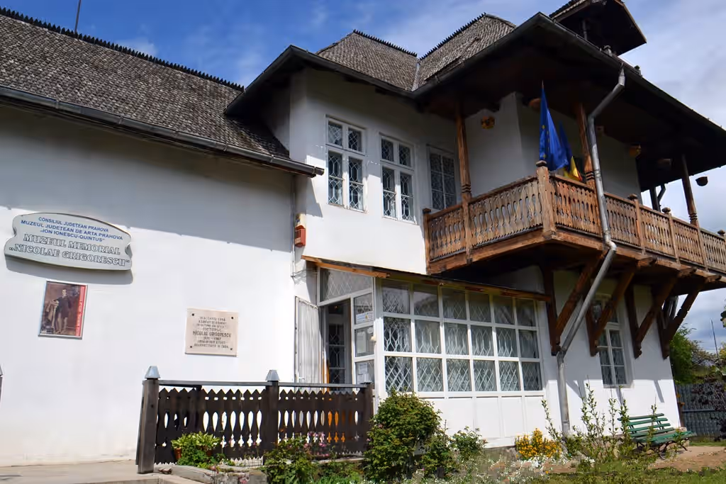 Intrarea Muzeului Memorial Nicolae Grigorescu cu placa memorială