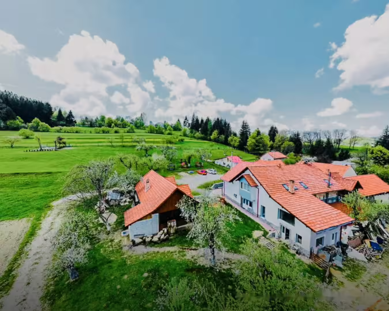 Vedere aeriană peste dealurile din jurul Cabanei La Bontu, Covasna Vedere aeriană peste dealurile din jurul Cabanei La Bontu, Covasna