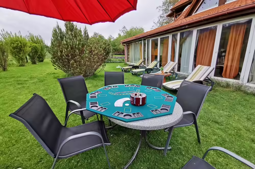 Prinzător de vise agățat pe peretele din lemn la Ohana Boutique Hotel
