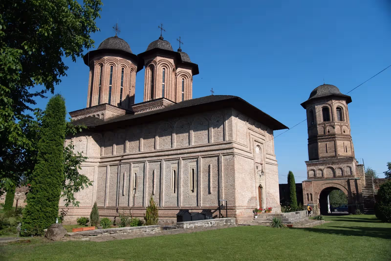 Biserica Mănăstirii Brebu cu turle și turnul clopotniță, lângă Casa Domnească