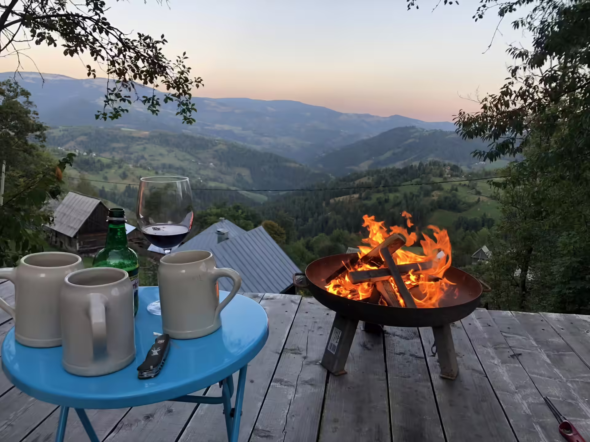 Foc de tabără și priveliște spre Apuseni la apus, La Noi La Munte, Mătișești Foc de tabără și priveliște spre Apuseni la apus, La Noi La Munte, Mătișești