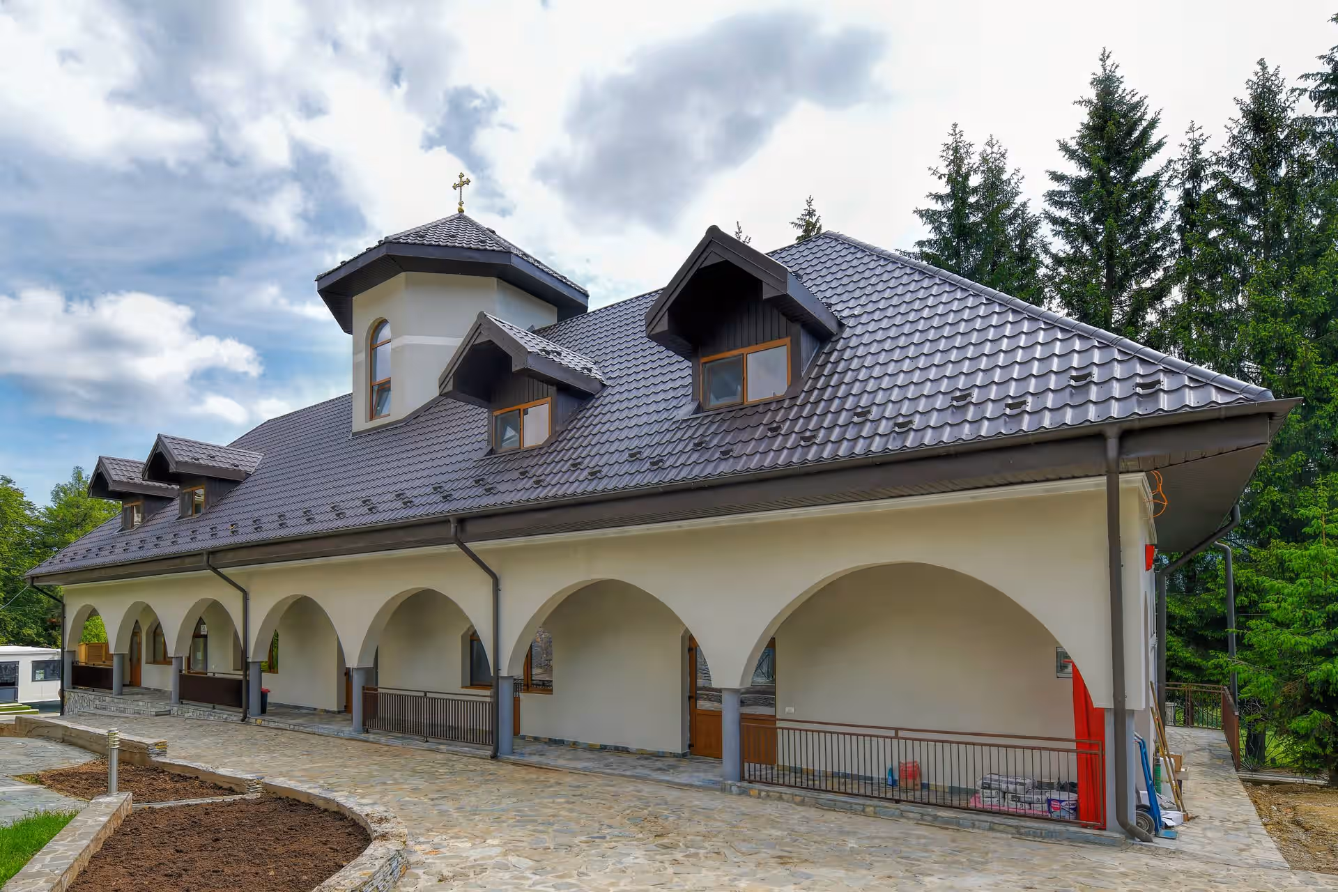 Clădire cu arcade și lucarne la Mănăstirea Caraiman, Bușteni Clădire cu arcade și lucarne la Mănăstirea Caraiman, Bușteni