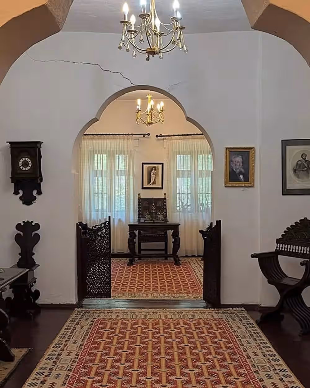 Hol interior cu covor și mobilier de epocă în Conacul Bellu Hol interior cu covor și mobilier de epocă în Conacul Bellu