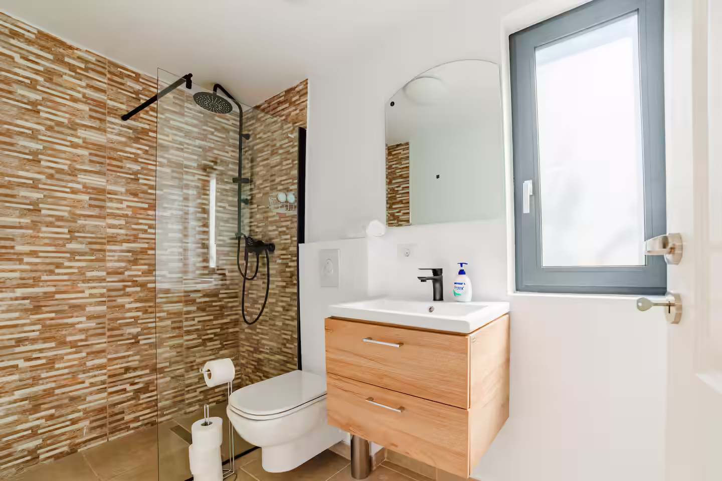Baie cu duș și finisaje din piatră naturală în cabana SkyAtlas Hideaway Baie cu duș și finisaje din piatră naturală în cabana SkyAtlas Hideaway