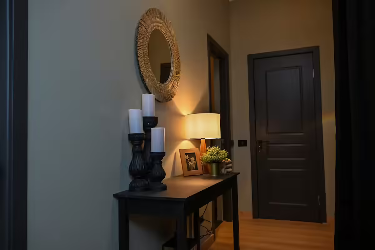 Hol interior cu decor și lumânări la La Tulipe Noire