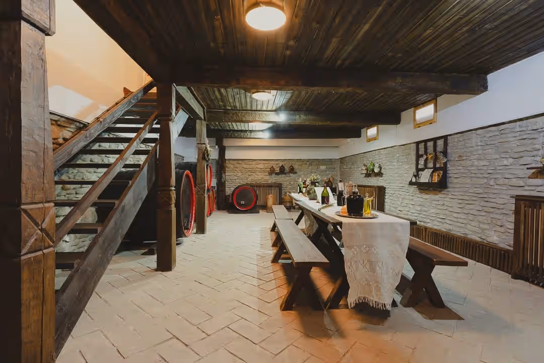Pivnița Muzeului Crama 1777 cu mese lungi și butoaie Pivnița Muzeului Crama 1777 cu mese lungi și butoaie
