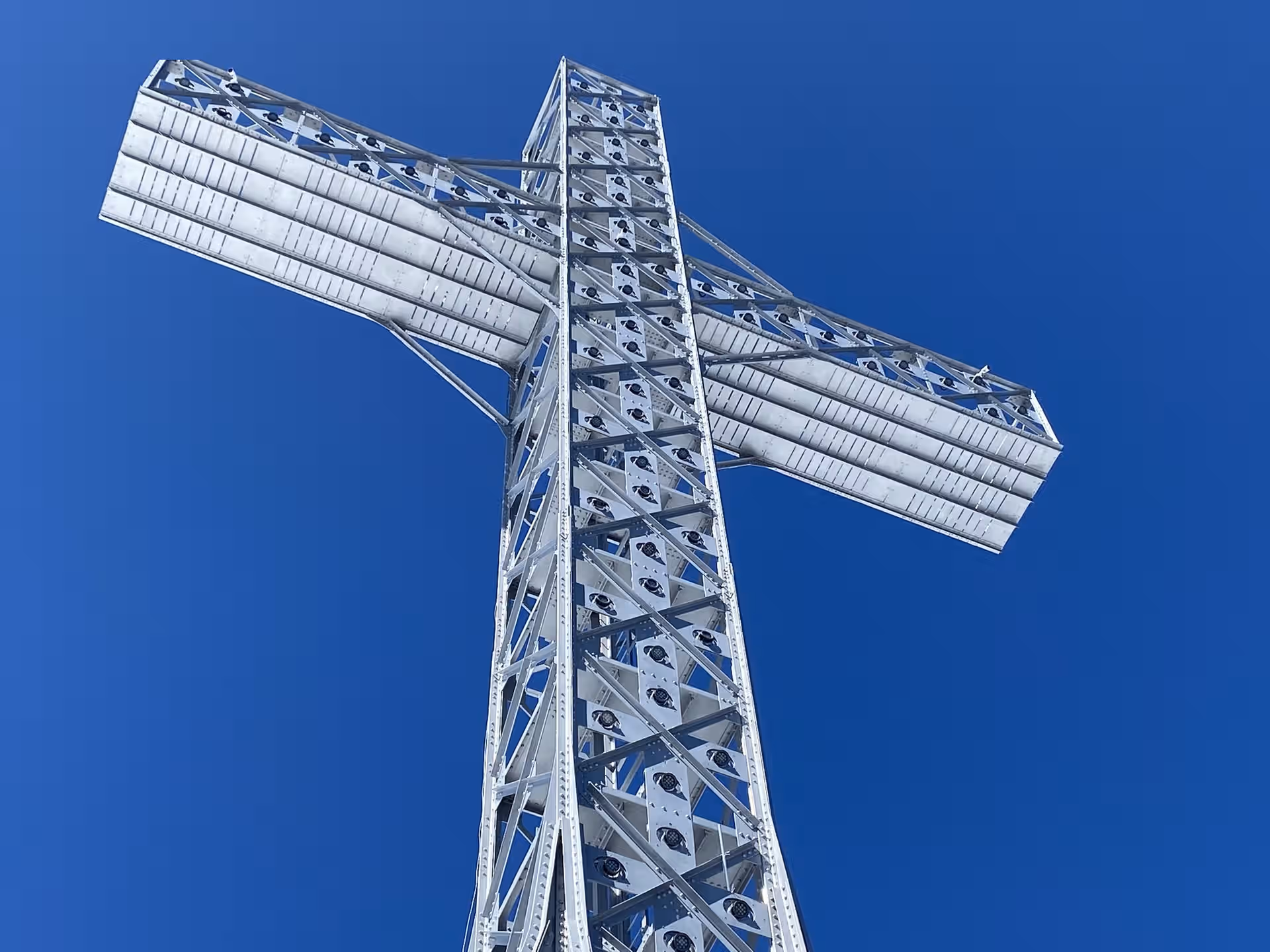Crucea Caraiman văzută de jos, pe cer albastru