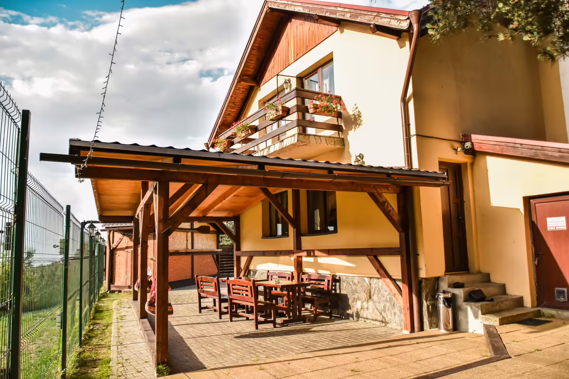 Casa Georgea văzută din curte, cu foișor de lemn lângă casă