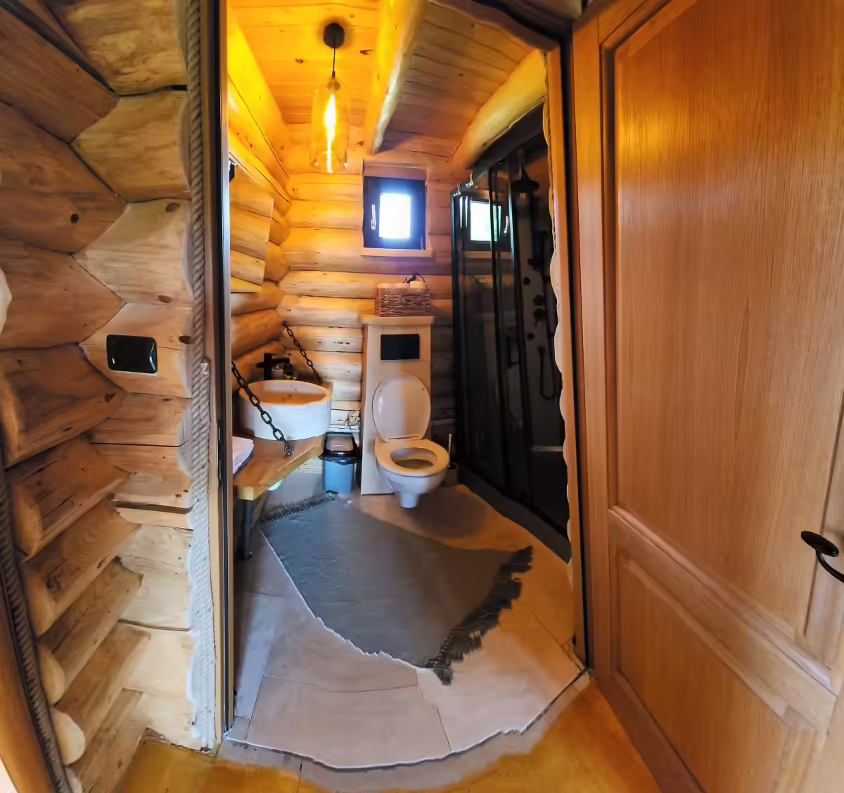 Baie cu cabină de duș și finisaje din lemn la Cabana Cacica Hill Baie cu cabină de duș și finisaje din lemn la Cabana Cacica Hill
